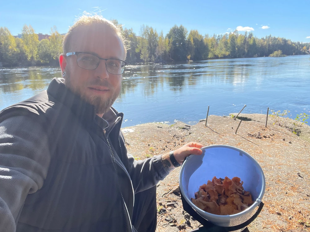 Today after a small walk in the forest, found 2 kg mushrooms 🍄 (Chanterelle mushrooms)
Dinner will be delicious 🤤
Vikersund 28.09
Looking for some to keep company and chitchat, just let me know 💅🏿
#hiking
#mushrooms
#chitchat
#ukrainian