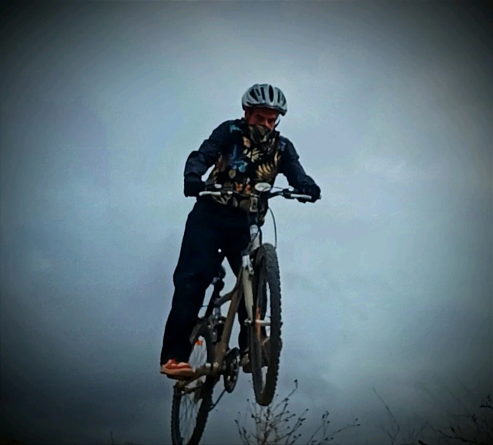 Saltando en bicicleta un pequeño barranco 