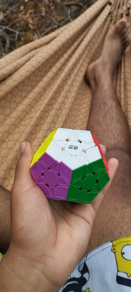O  Megaminx é um dos modelos mais queridos depois que se aprende o 3x3x3, por ser um "cubo" de 12 lados