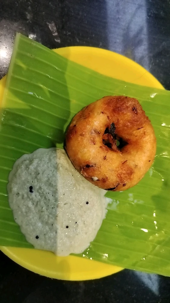 "Enjoy the crispy goodness of golden Medu Vada paired with creamy coconut chutney for the perfect balance of flavors🍃