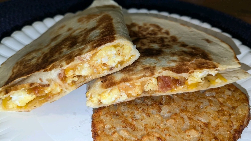 Bacon 🥓 Egg🥚 & Cheese🧀 breakfast quesadilla with a hash brown 