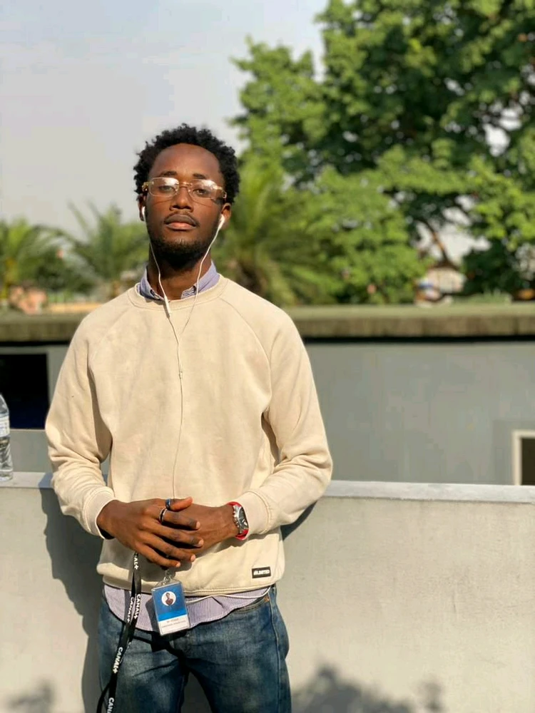 Salut bon bah je recherche l'amour donc n'hésitez pas à m'écrire (l'âge ne compte pas pour moi) voilà voilà bisous.