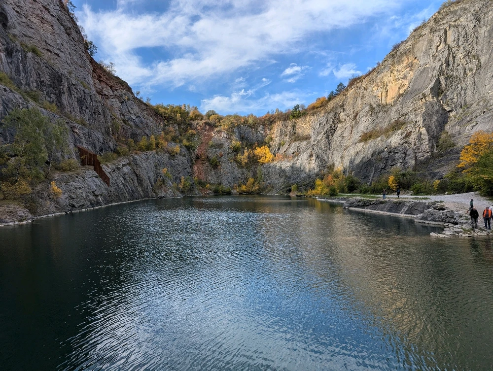 Pohled ze spodu lomu Velká Amerika 