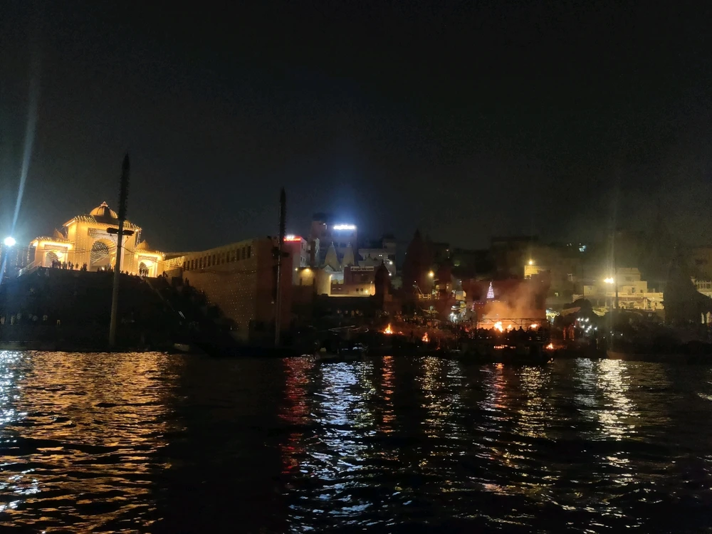 After sunset on the river Ganges the death rituals on the manikarnika ghat near Kashi Vishwanath temple.
#HarharMahadev