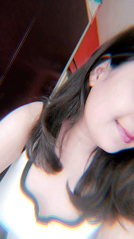 Just a quick selfie moment!✨ Sometimes, it's the little things that lift your mood. What's a small thing that made you smile