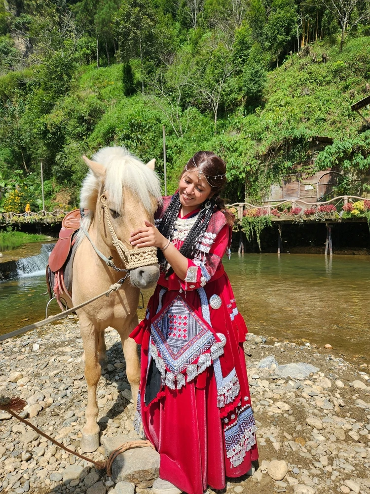 Traveling
Horse
Culture
Cat-cat village
Traditional
Costume
Red