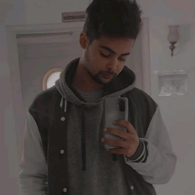 GIF gi-upload ni Adam Essefi