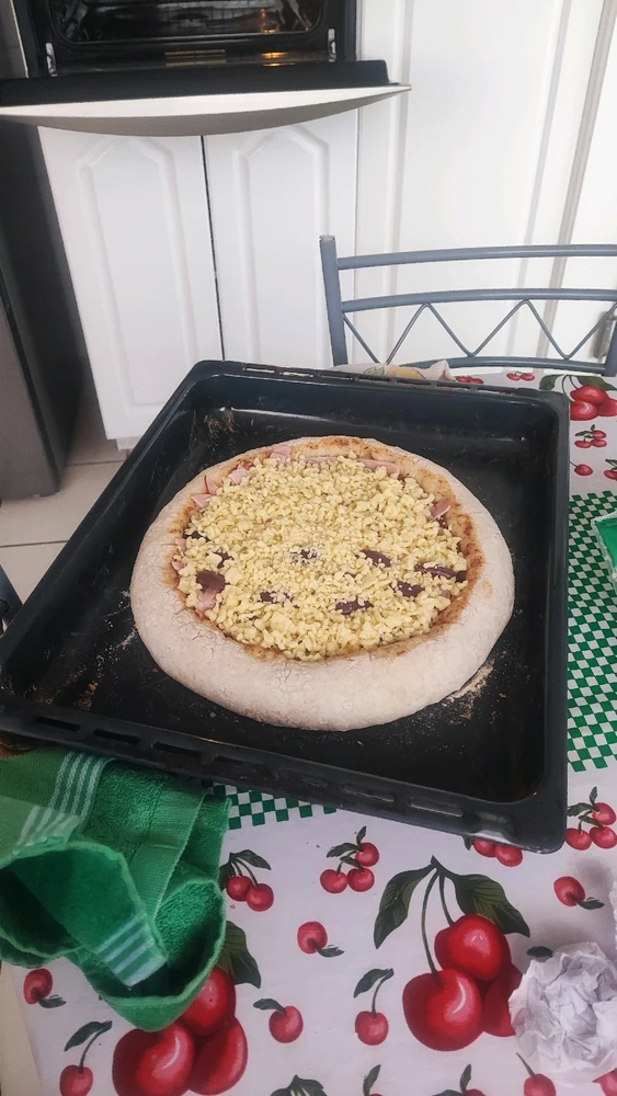 Pizza con bordes de queso mozarella