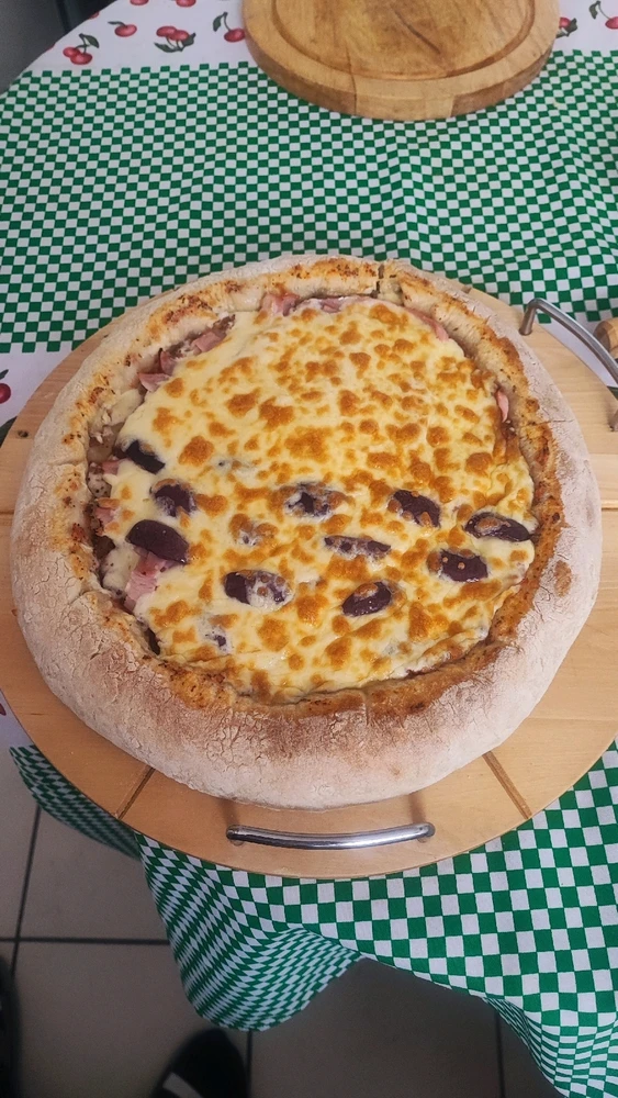 Pizza con bordes de queso mozarella