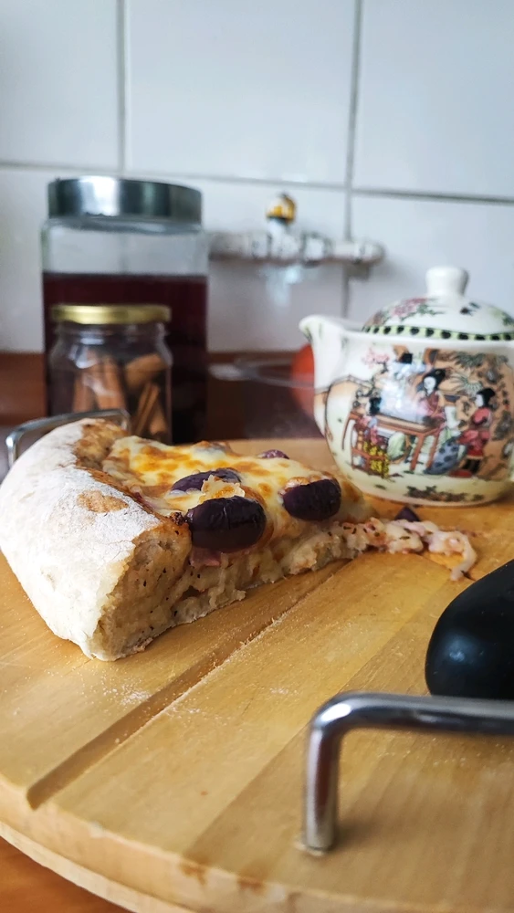 Pizza con bordes de queso mozarella