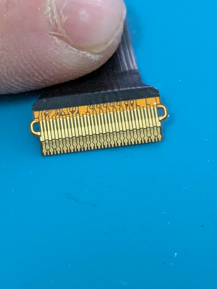 Prasklina mezi kontrakty na LVDS flexi kabelu