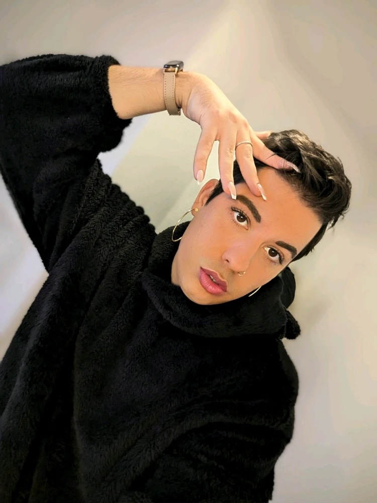 GIF gi-upload ni Selene Novara