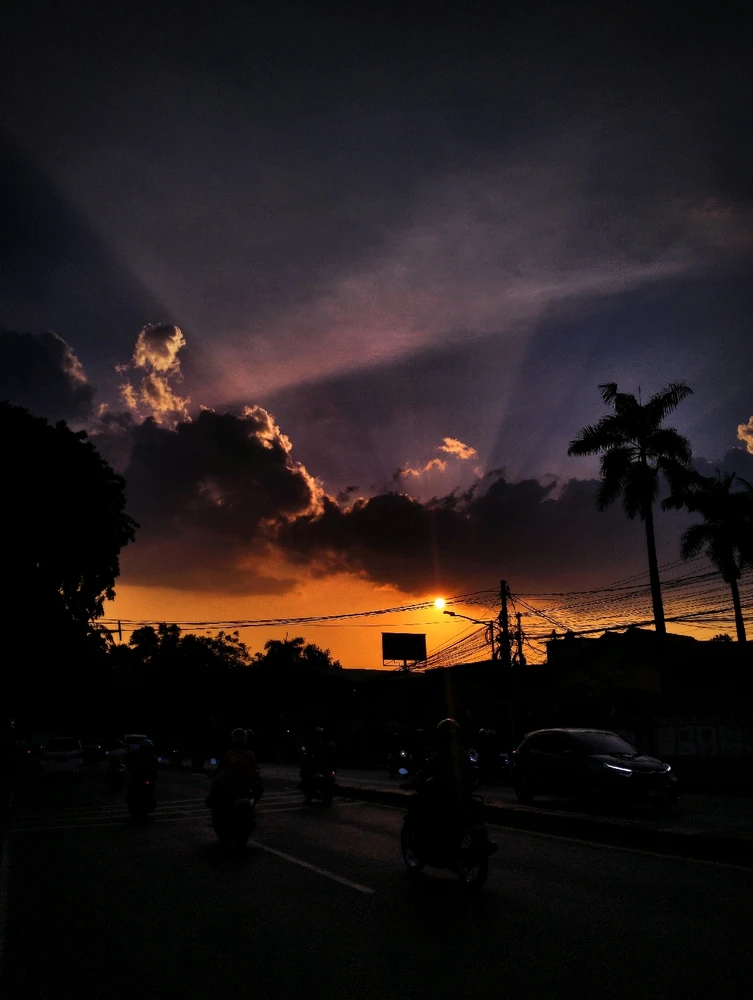 The sun says good night again