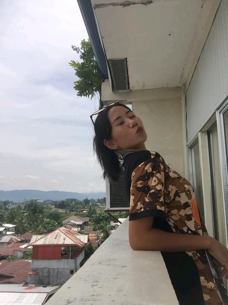 GIF na in-upload ni Gine