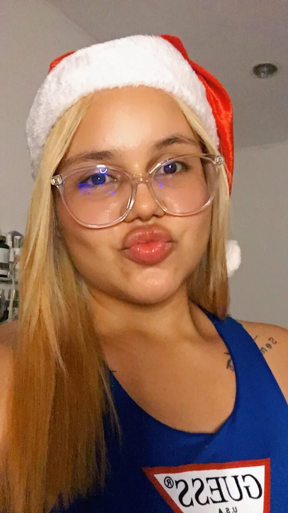 GIF na in-upload ni Belén