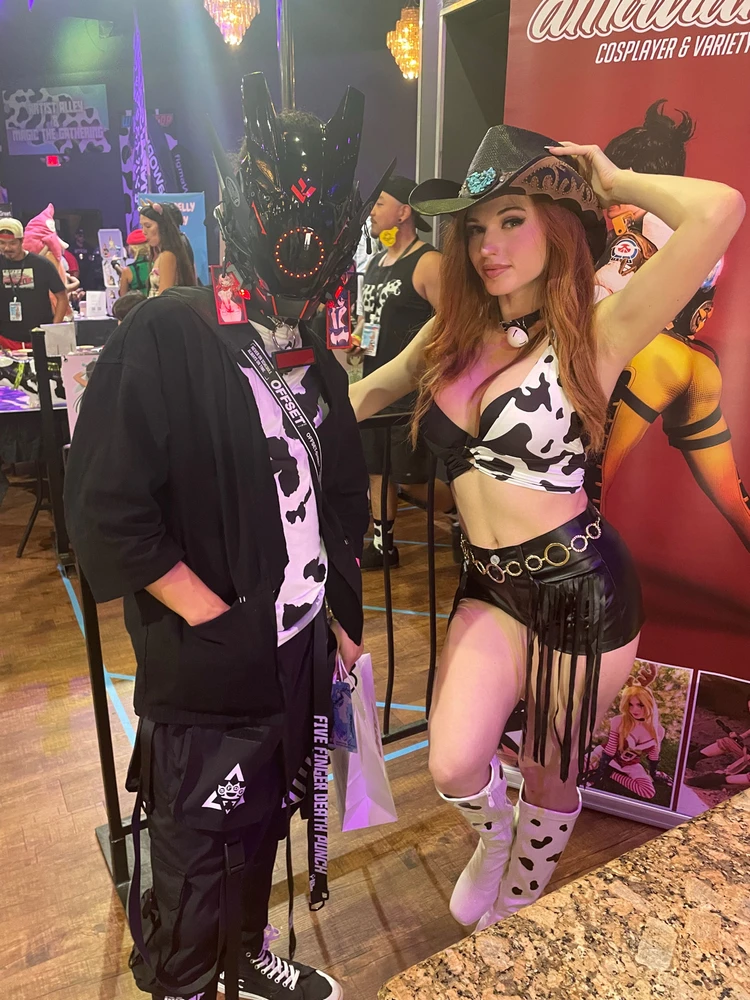 She wanted to show off her hat 🤠