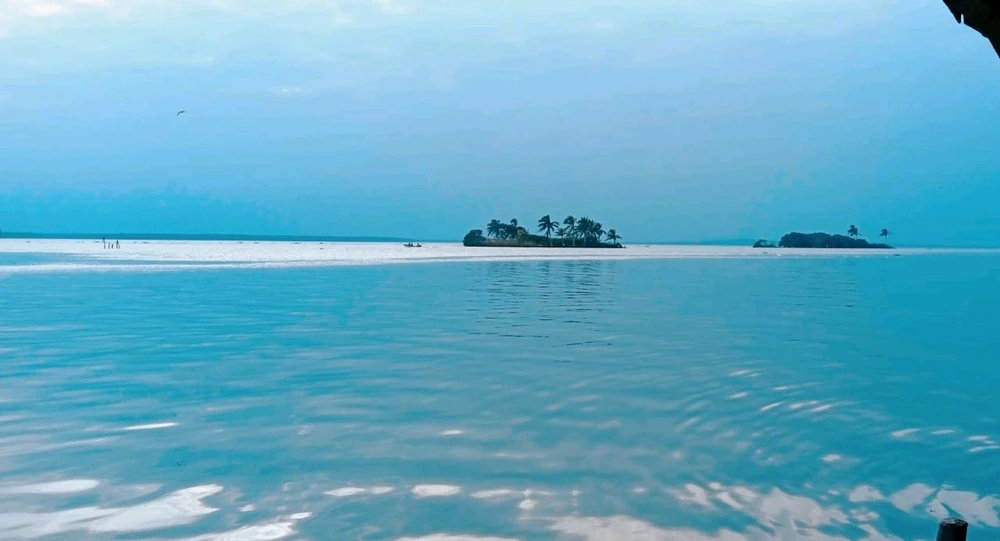 GIF uploaded by América Thais
