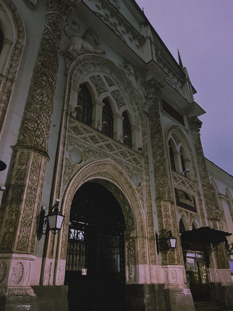 GIF tso los ntawm Lyubov