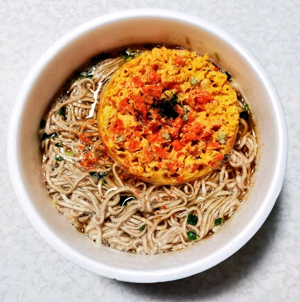 日清のどん兵衛・天ぷらそば【特盛】を食しております。