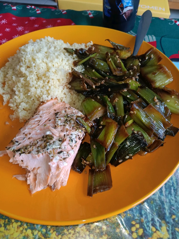 Saumon, semoule et poireaux d'inspiration asiatique