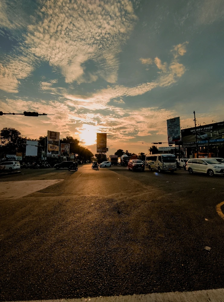 Masih edisi senja di stopan terlama di kota bandung 😌😌
