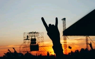 ¿Origen de la mano cornuda? 🤘🏽