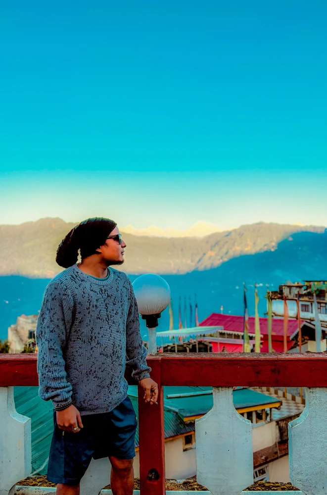 GIF tso los ntawm Samrat