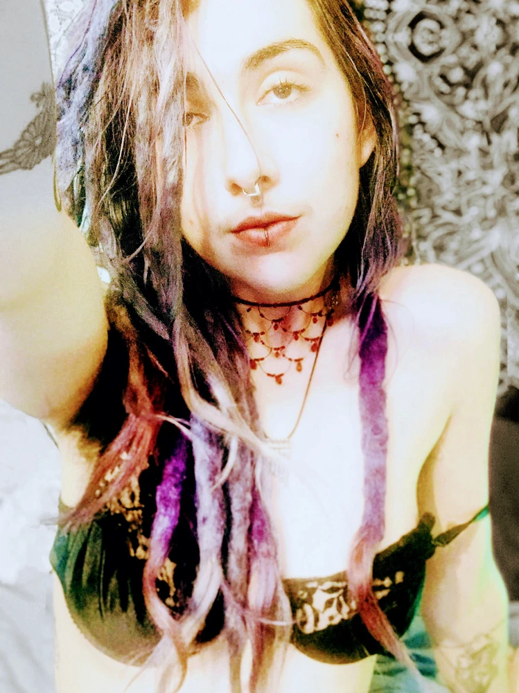GIF tso los ntawm Scarlet