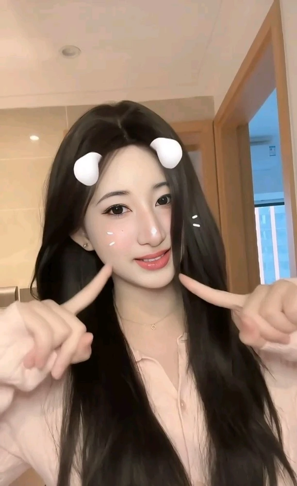 GIF tso los ntawm Emliy