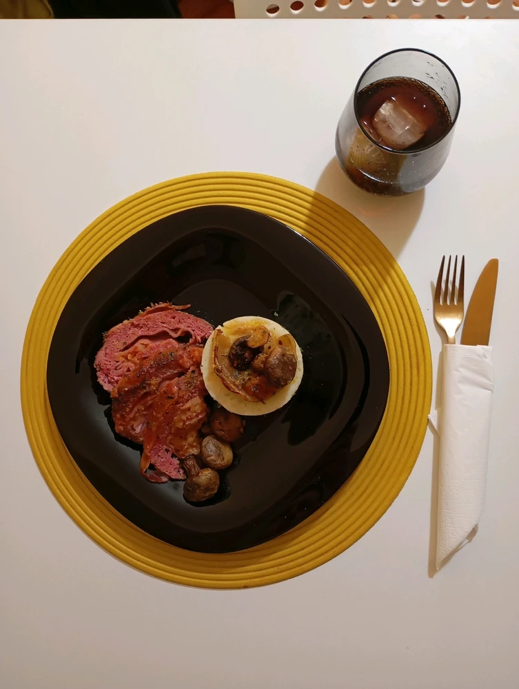 Meatloaf with mushrooms and purée