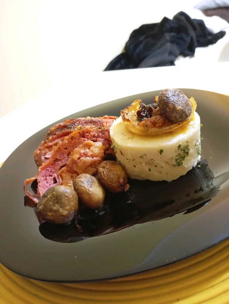 Meatloaf with mushrooms and purée