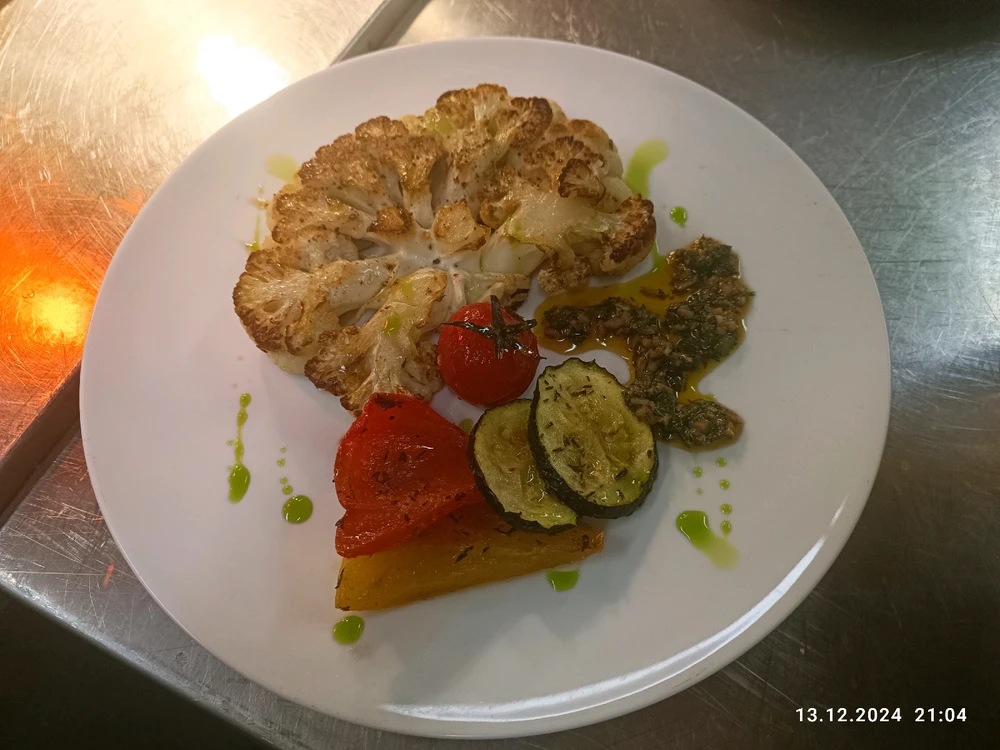 Гіфку завантажив Leo