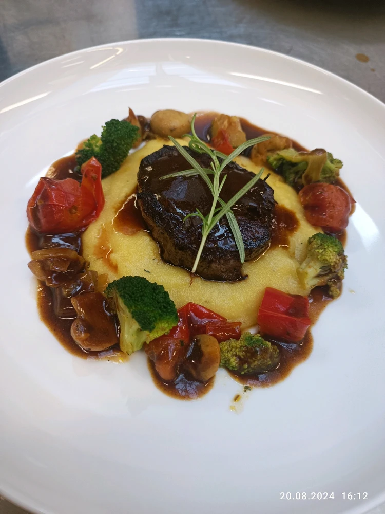 Гіфку завантажив Leo