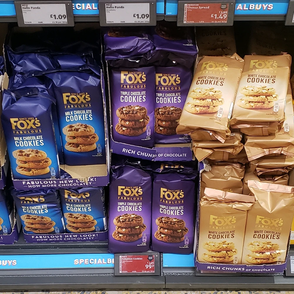 Been staring at these for a few minutes not knowing which to choose..
"Cookieeeeeeees" 🥲🤤