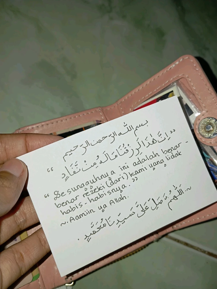 GIF diunggah oleh Putri