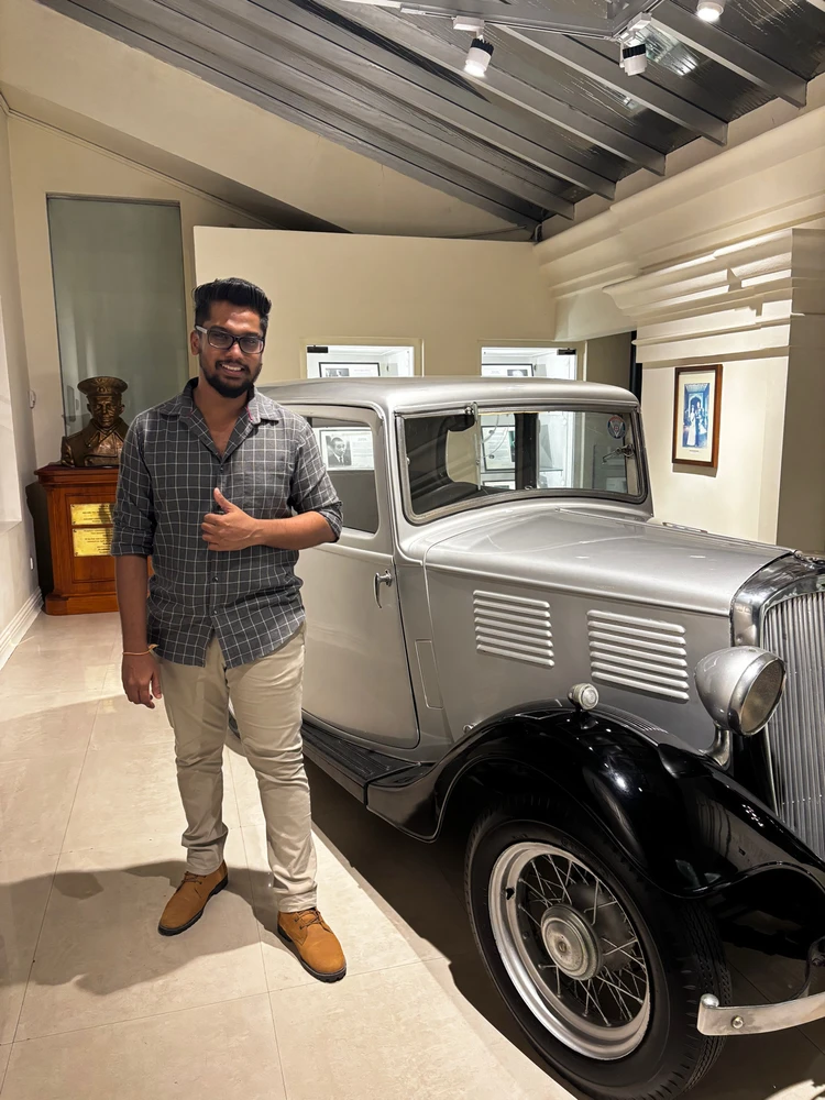 GIF gi-upload ni Lavish