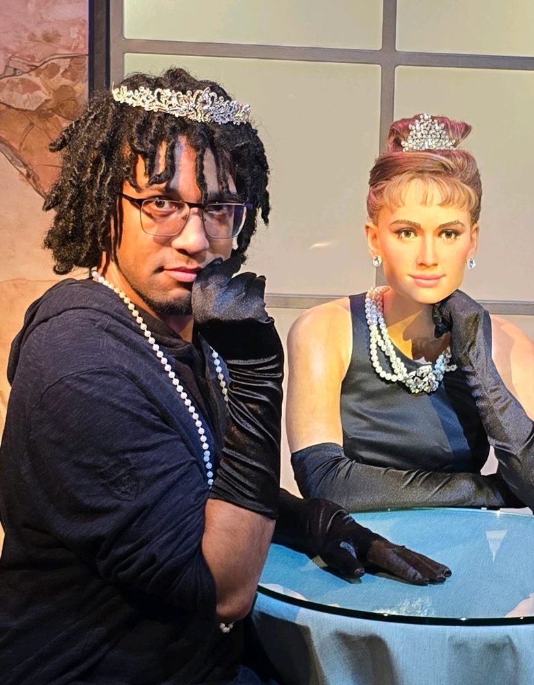 Couple of queens lookin mean at the scene