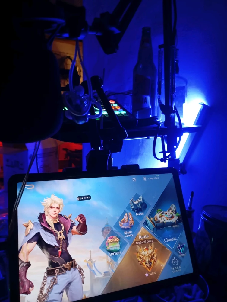 GIF diunggah oleh Lil Ar