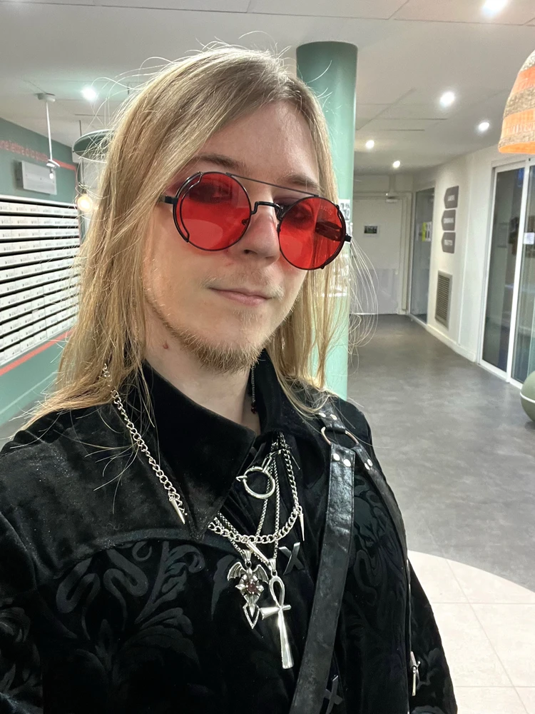 Oui, je suis gothique même quand je cuisine ! Par contre je n’ai personne avec qui partager mon repas