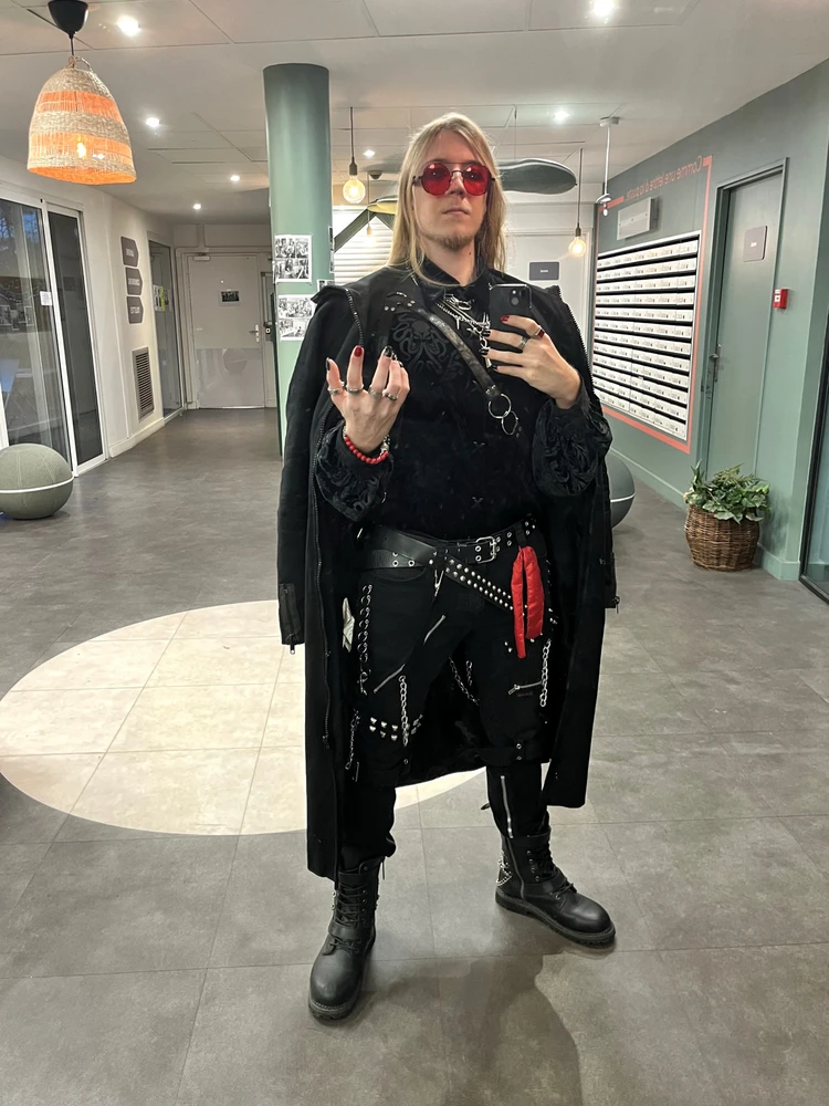 Oui, je suis gothique même quand je cuisine ! Par contre je n’ai personne avec qui partager mon repas