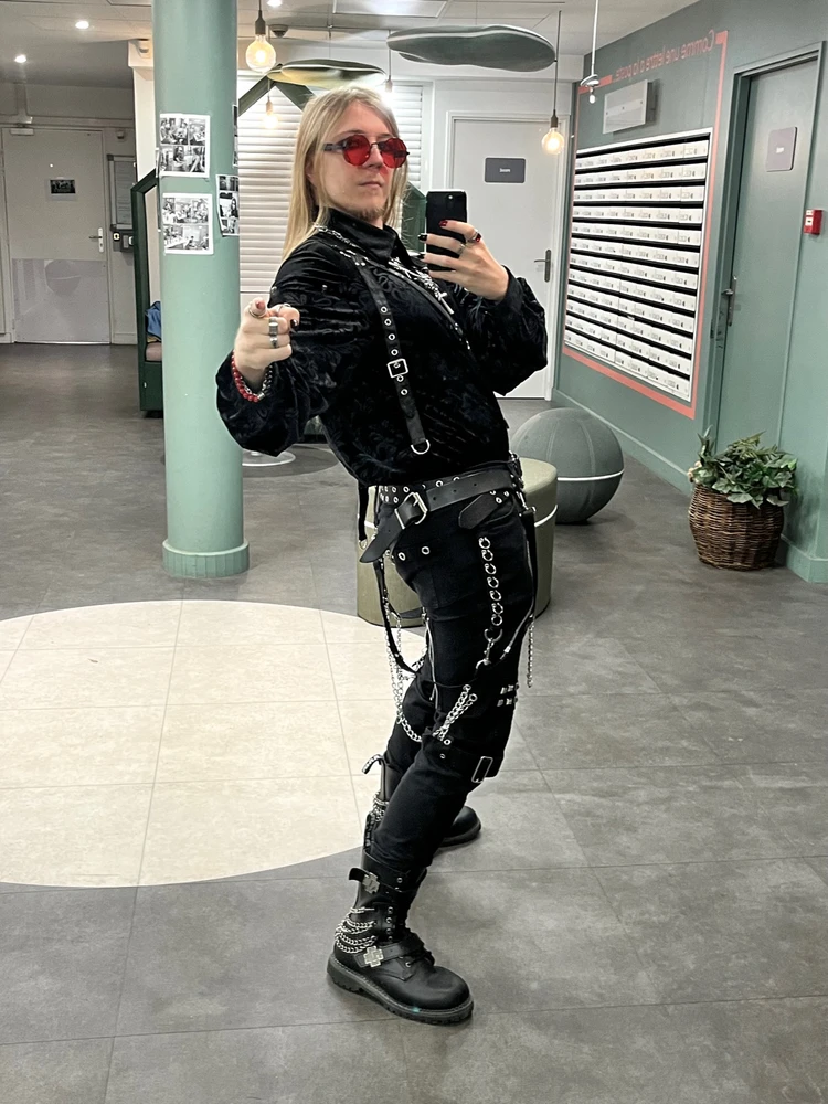 Oui, je suis gothique même quand je cuisine ! Par contre je n’ai personne avec qui partager mon repas