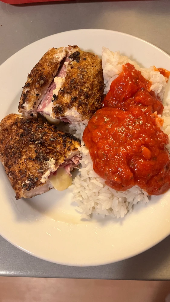 Oui, je suis gothique même quand je cuisine ! Par contre je n’ai personne avec qui partager mon repas