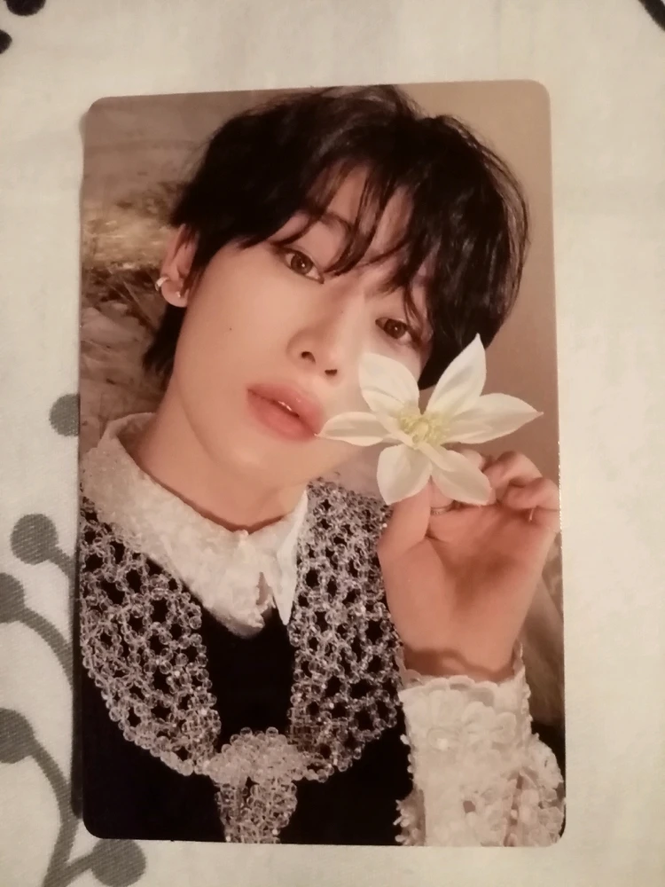 GIF tso los ntawm Annie