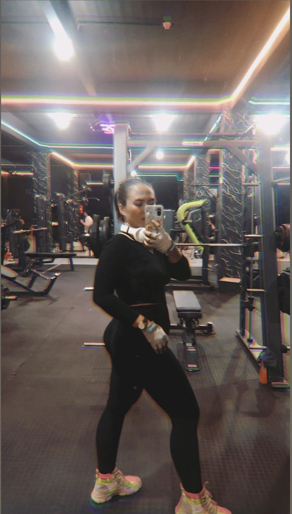 GIF tso los ntawm Zetta
