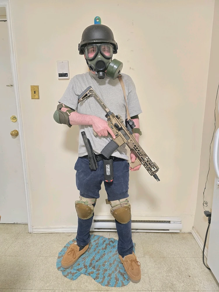Leaked footage of a very casual hidden LE special ops unit. Helmet is old school but level IIIA rated. No plate carriers reqd