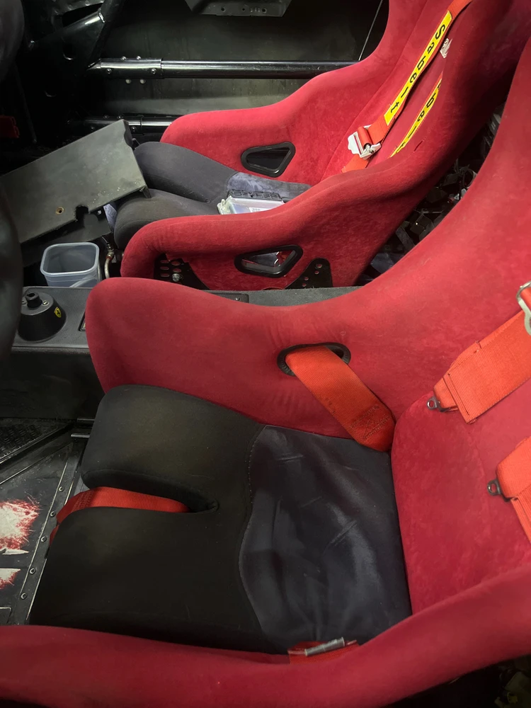 6-ти точечные ремни, только они могут удержать при чудовищных перегрузках