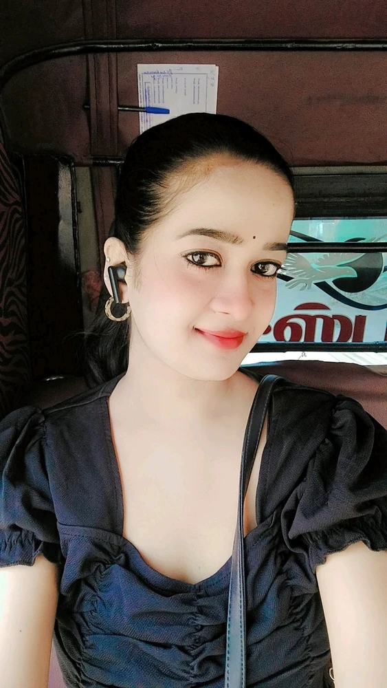 Sitting in an auto, feeling the breeze, and capturing the moment with a smile. π€β¨