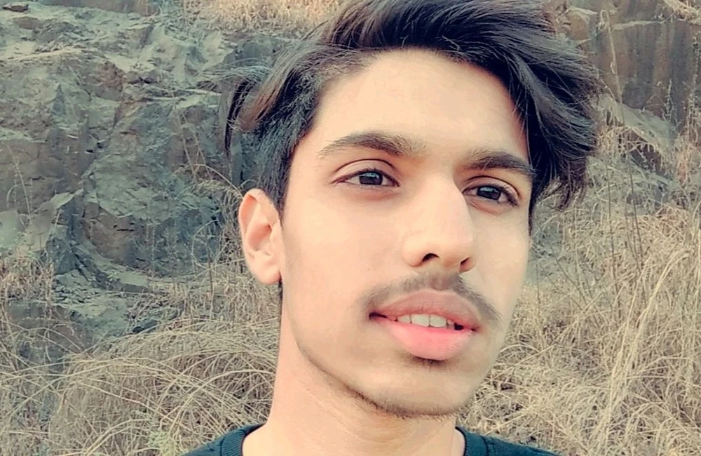 What you think abt this picture should i post it?
(Ignore my extra long forehead)