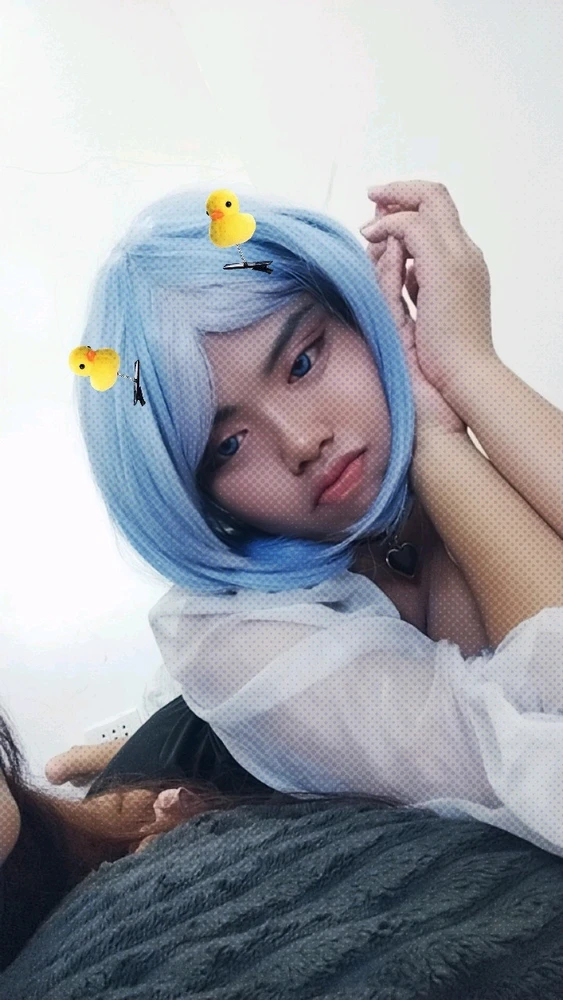 GIF na in-upload ni Scarlet