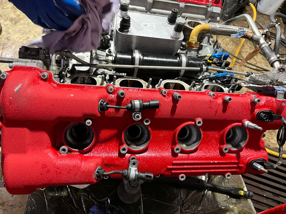 В развале находится теплообменник системы охлаждения и, Внимание «Аккумулятор давления» моторного масла